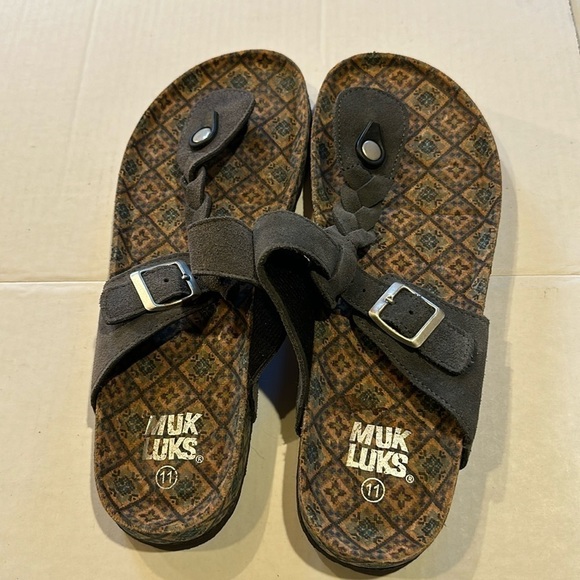 NWOT Muk Luks Marsha thong sandals in grey w patterned design adjustable strap - Picture 1 of 8
